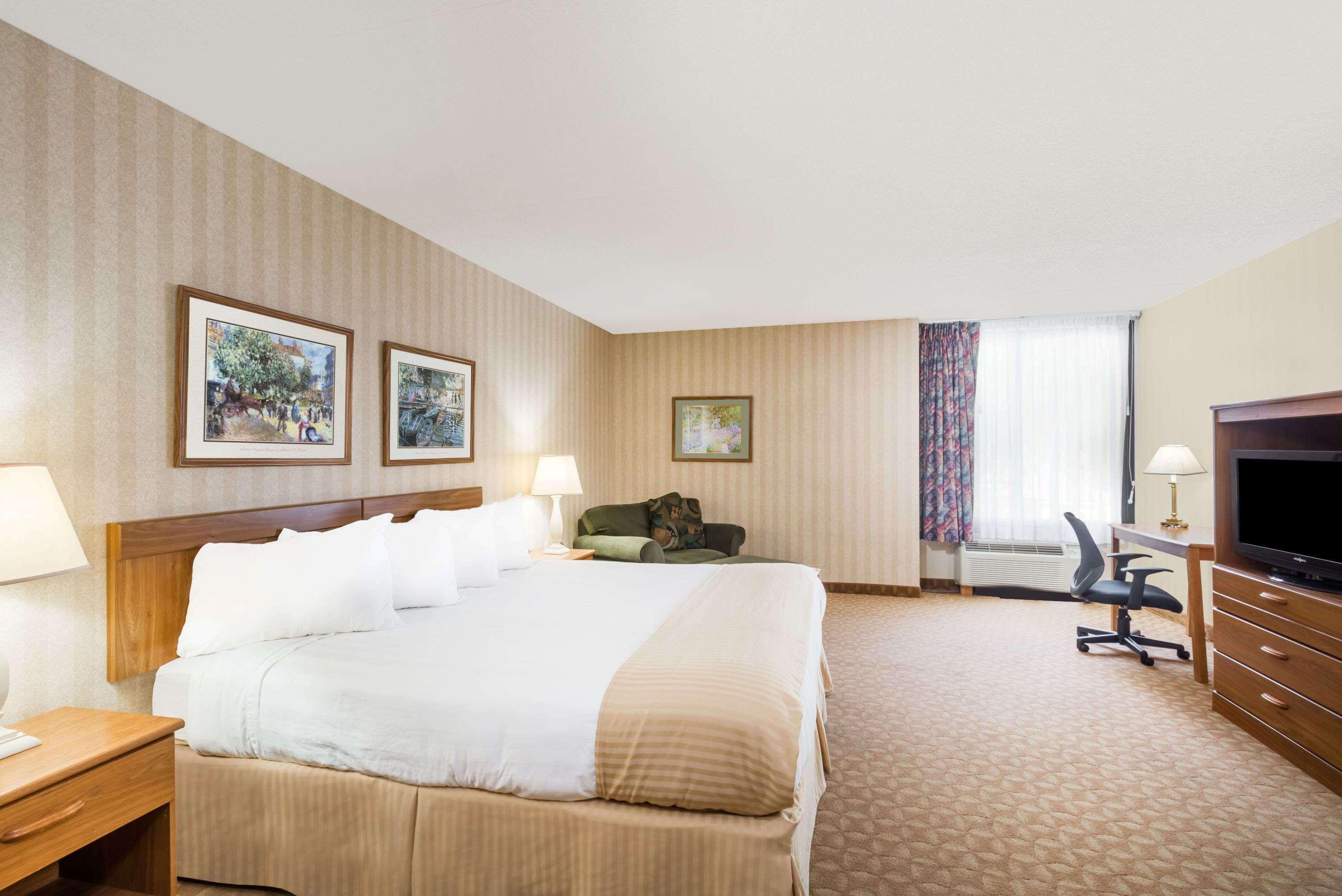 Ramada By Wyndham Watertown Thousand Exterior photo