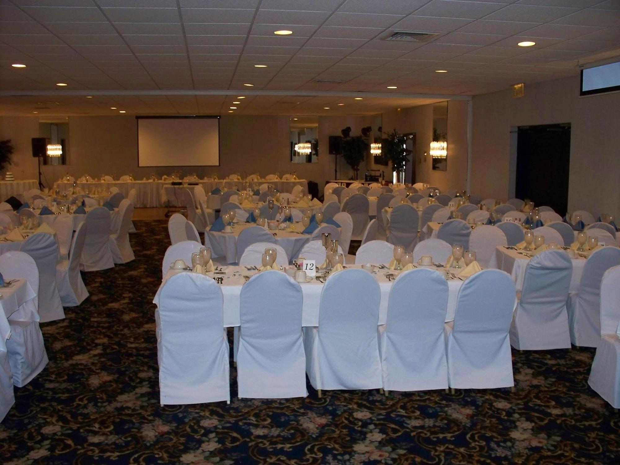 Ramada By Wyndham Watertown Thousand Exterior photo